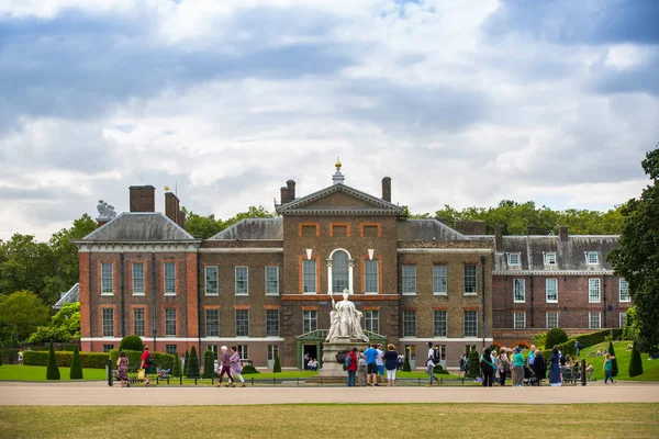 2019年8月2日 肯辛顿宫 维多利亚女王纪念碑在肯辛顿酒店在阳光明媚的日子与人们步行和休息在公园 — 图库照片