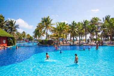 Meksika, Cancun - 15 Şubat 2018: İnsanlar Grand Pyramid 'de havuz başında dinleniyorlar..