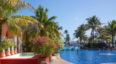 Meksika, Cancun - 15 Şubat 2018: İnsanlar Grand Pyramid 'de havuz başında dinleniyorlar..