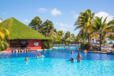 Meksika, Cancun - 15 Şubat 2018: İnsanlar Grand Pyramid 'de havuz başında dinleniyorlar..