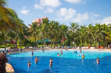 Meksika, Cancun - 15 Şubat 2018: İnsanlar Grand Pyramid 'de havuz başında dinleniyorlar..