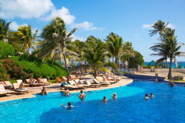 Meksika, Cancun - 15 Şubat 2018: İnsanlar Grand Pyramid 'de havuz başında dinleniyorlar..