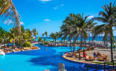 Meksika, Cancun - 15 Şubat 2018: İnsanlar Grand Pyramid 'de havuz başında dinleniyorlar..