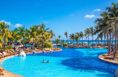 Meksika, Cancun - 15 Şubat 2018: İnsanlar Grand Pyramid 'de havuz başında dinleniyorlar..