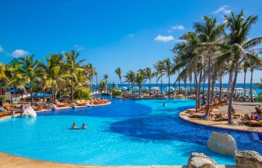 Meksika, Cancun - 15 Şubat 2018: İnsanlar Grand Pyramid 'de havuz başında dinleniyorlar..