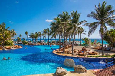 Meksika, Cancun - 15 Şubat 2018: İnsanlar Grand Pyramid 'de havuz başında dinleniyorlar..