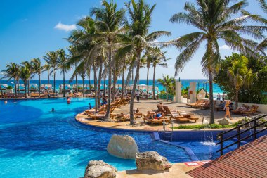 Meksika, Cancun - 15 Şubat 2018: İnsanlar Grand Pyramid 'de havuz başında dinleniyorlar..