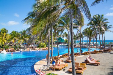 Meksika, Cancun - 15 Şubat 2018: İnsanlar Grand Pyramid 'de havuz başında dinleniyorlar..