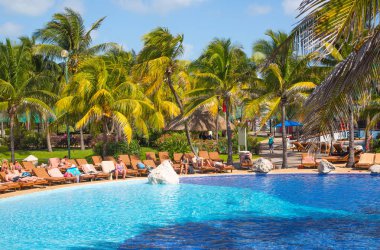 Meksika, Cancun - 15 Şubat 2018: İnsanlar Grand Pyramid 'de havuz başında dinleniyorlar..