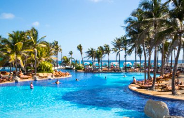 Meksika, Cancun - 15 Şubat 2018: İnsanlar Grand Pyramid 'de havuz başında dinleniyorlar..
