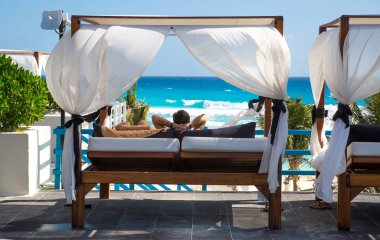 Meksika, Cancun - 15 Şubat 2018: Grand Pyramid Otel 'deki Karayip Denizi' ne bakan güneş yatakları.