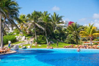 Meksika, Cancun - 15 Şubat 2018: İnsanlar Grand Pyramid 'de havuz başında dinleniyorlar..