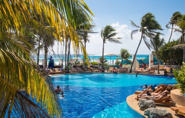 Meksika, Cancun - 15 Şubat 2018: İnsanlar Grand Pyramid 'de havuz başında dinleniyorlar..