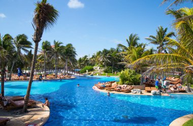 Meksika, Cancun - 15 Şubat 2018: İnsanlar Grand Pyramid 'de havuz başında dinleniyorlar..