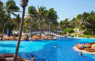 Meksika, Cancun - 15 Şubat 2018: İnsanlar Grand Pyramid 'de havuz başında dinleniyorlar..