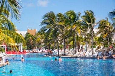 Meksika, Cancun - 15 Şubat 2018: İnsanlar Grand Pyramid 'de havuz başında dinleniyorlar..