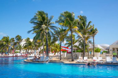 Meksika, Cancun - 15 Şubat 2018: İnsanlar Grand Pyramid 'de havuz başında dinleniyorlar..