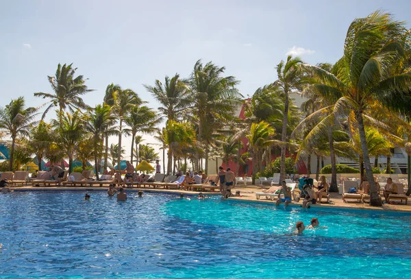 Mexique Cancun Février 2018 Les Gens Détendent Bord Piscine Dans — Photo