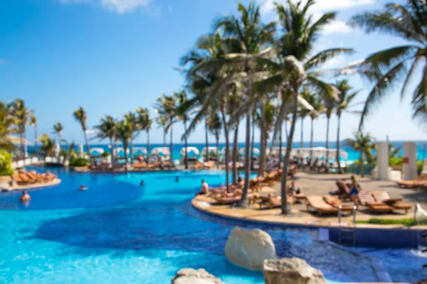 Meksika, Cancun - 15 Şubat 2018: İnsanlar Grand Pyramid 'de havuz başında dinleniyorlar..