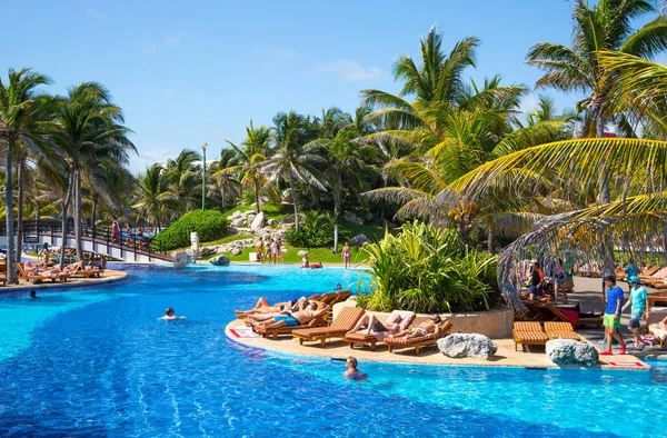 Meksika, Cancun - 15 Şubat 2018: İnsanlar Grand Pyramid 'de havuz başında dinleniyorlar..