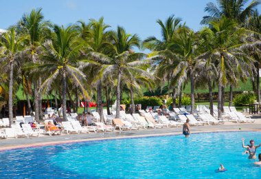 Meksika, Cancun - 15 Şubat 2018: İnsanlar Grand Pyramid 'de havuz başında dinleniyorlar..