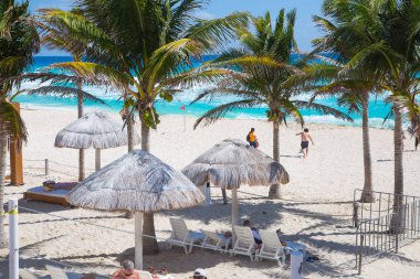 Meksika, Cancun - 15 Şubat 2018: insanlar plajda güneşleniyor. Cancun Büyük Piramidi Eğlence Kompleksi