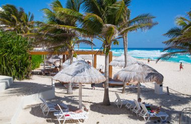 Meksika, Cancun - 15 Şubat 2018: insanlar plajda güneşleniyor. Cancun Büyük Piramidi Eğlence Kompleksi