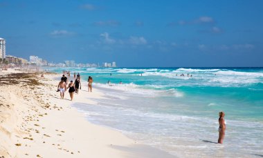Meksika, Cancun - 15 Şubat 2018: insanlar plajda güneşleniyor. Cancun Büyük Piramidi Eğlence Kompleksi