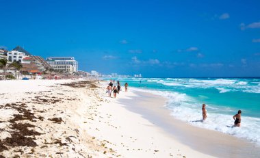 Meksika, Cancun - 15 Şubat 2018: insanlar plajda güneşleniyor. Cancun Büyük Piramidi Eğlence Kompleksi