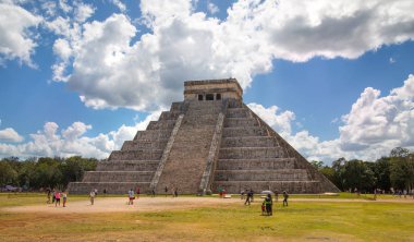Meksika, Yucatan - 17 Şubat 2018: Meksika, Chichen Itz, Yucatn. Kukulcan El Castillo 'nun Maya piramidi