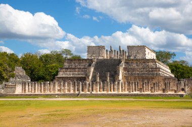 Meksika, Yucatan - 17 Şubat 2018: Chichen Itz, Yucatn. Warriors tapınağının kalıntıları. Başlangıçta bin sütun ile yaratıldı.