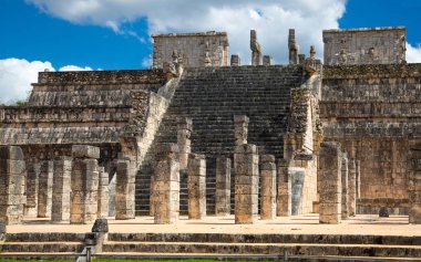 Meksika, Yucatan - 17 Şubat 2018: Chichen Itz, Yucatn. Warriors tapınağının kalıntıları. Başlangıçta bin sütun ile yaratıldı.