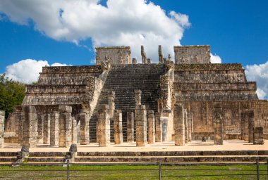 Meksika, Yucatan - 17 Şubat 2018: Chichen Itz, Yucatn. Warriors tapınağının kalıntıları. Başlangıçta bin sütun ile yaratıldı.