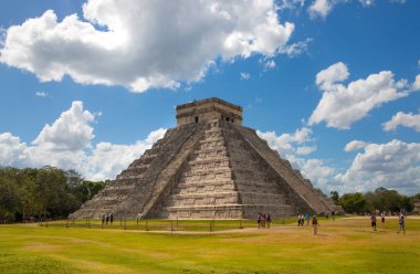 Meksika, Yucatan - 17 Şubat 2018: Meksika, Chichen Itz, Yucatn. Kukulcan El Castillo 'nun Maya piramidi