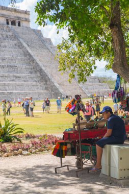 Meksika, Yucatan - 17 Şubat 2018: Meksika, Chichen Itz, Yucatn. Kukulcan El Castillo 'nun Maya piramidi