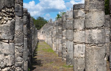 Meksika, Yucatan - 17 Şubat 2018: Chichen Itz, Yucatn. Warriors tapınağının kalıntıları. Başlangıçta bin sütun ile yaratıldı.