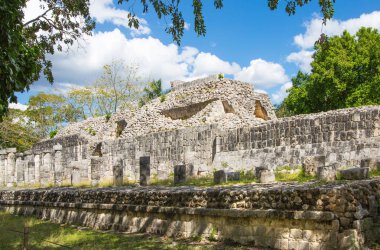 Meksika, Yucatan - 17 Şubat 2018: Chichen Itza, Yucatn. Warriors tapınağının kalıntıları. Başlangıçta bin sütun ile yaratıldı.