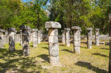 Meksika, Yucatan - 17 Şubat 2018: Chichen Itz, Yucatn. Warriors tapınağının kalıntıları. Başlangıçta bin sütun ile yaratıldı.