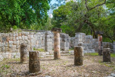 Meksika, Yucatan - 17 Şubat 2018: Chichen Itz, Yucatn. Başrahip mezarı, piramit ve anıt