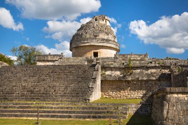 Meksika, Cancun - 15 Şubat 2018: Chichen Itz, Yucatn. Eski gözlemevinin kalıntıları.