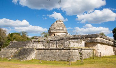 Meksika, Cancun - 15 Şubat 2018: Chichen Itza, Yucatn. Eski gözlemevinin kalıntıları.