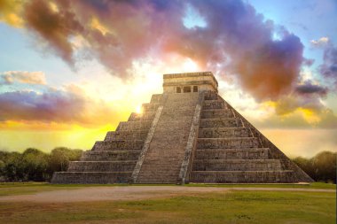 Chichen Itza, gün batımında Kukulcan El Castillo 'nun Maya piramidi. Meksika 
