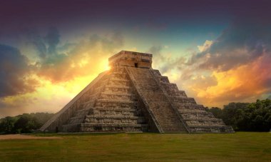Chichen Itza, gün batımında Kukulcan El Castillo 'nun Maya piramidi. Meksika 