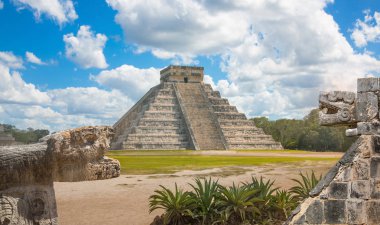 Chichen Itza, gün batımında Kukulcan El Castillo 'nun Maya piramidi. Meksika 