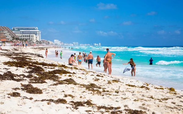 Mexico Cancun February 2018 People Relaxing Sunbathing Beach Cancun Grand — Stock Photo, Image