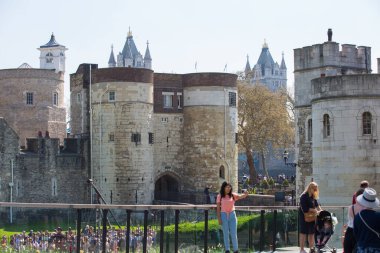 Londra, İngiltere - 26 Haziran 2019: Londra Kulesi 'ne giriş saatini bekleyen turistler