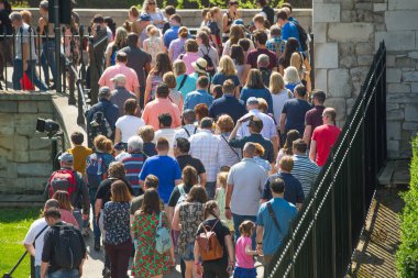 Londra, İngiltere - 26 Haziran 2019: Londra Kulesi yolunda insanlar ve turistler köprüden geçiyor