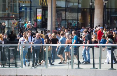 Londra, İngiltere - 26 Haziran 2019: Londra Kulesi yolunda insanlar ve turistler köprüden geçiyor