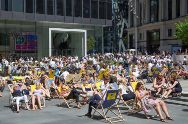 Londra, İngiltere - 26 Haziran 2019: Londra 'da öğle yemeği sırasında Lloyds binasının yanında yürüyen işadamları ve işadamları