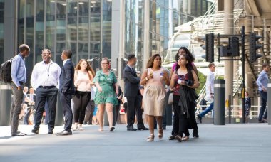 Londra, İngiltere - 26 Haziran 2019: Londra 'da öğle yemeği sırasında Lloyds binasının yanında yürüyen işadamları ve işadamları